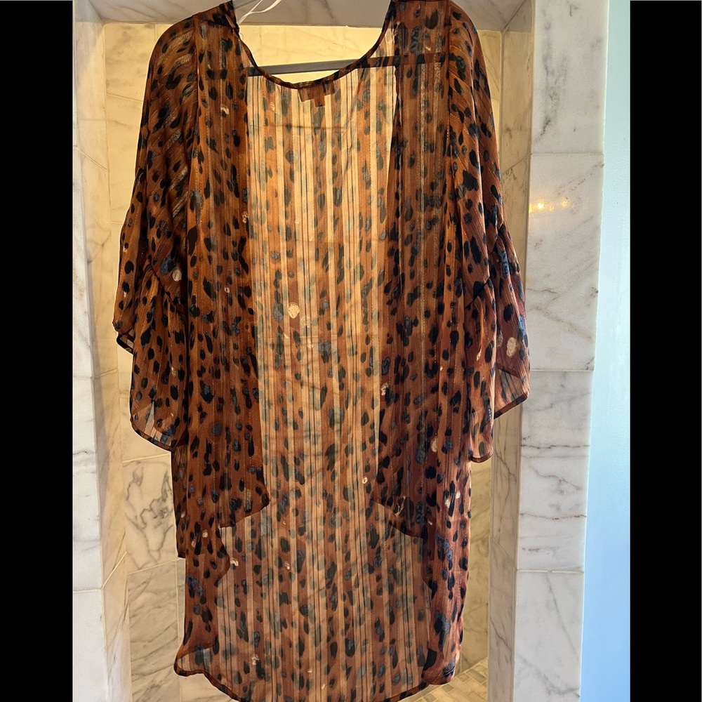Umgee kimono sparkly brown leopard print too large.